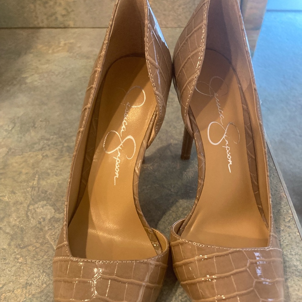 Jessica Simpson size 6.5. Only worn once.